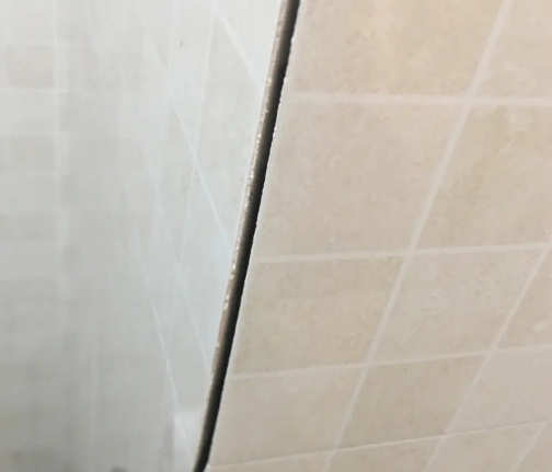 红山瓷砖空鼓维修公司分享阳台瓷砖脱落的修复过程可以分为以下几个步骤
