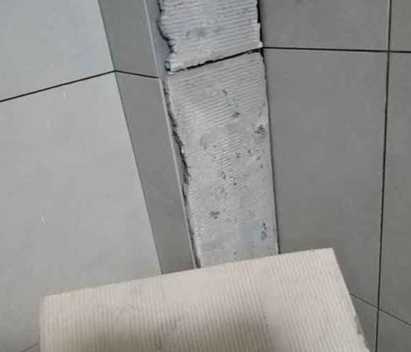 红山瓷砖空鼓维修公司分享下厨房瓷砖脱落的补救措施。